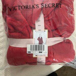 NWTs- Victoria's Secret Scarlet Plush Robe: XS- Out of stock on website ❤️